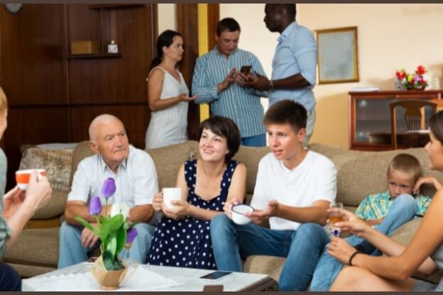 Risos e segredos entre amigos e familiares deles pode ser um sinal de um Relacionamento Rebote.